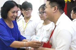 Trà Vinh: Trao học bổng tặng 435 học sinh, sinh viên vượt khó, hiếu học