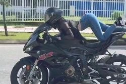 Người đàn ông hướng dẫn Ngọc Trinh 'làm xiếc' trên xe phân khối lớn là ai?
