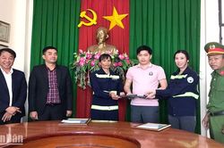 Nhân viên môi trường thành phố Đà Lạt trả lại 4.700 USD cho du khách