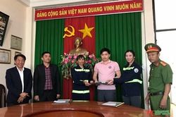 Hai nữ lao công tại Đà Lạt nhặt được 4.700 USD trả lại du khách