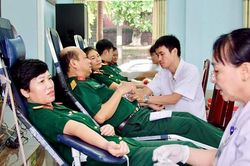 Cán bộ chiến sĩ Bệnh viện 268 Huế hăng hái tham gia hiến máu nhân đạo