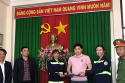 Nữ nhân viên vệ sinh môi trường trả lại 4.700 USD và laptop nhặt được