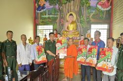 Biên phòng Kiên Giang thăm, tặng quà các chùa, người có uy tín nhân dịp Lễ Sen Dolta