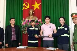 Hai nhân viên môi trường ở Đà Lạt trả lại balo có laptop và 4.700 USD cho người đánh rơi