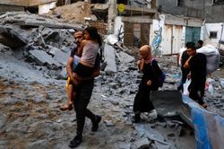 Tình cảnh 'chạy tới đâu, bom rơi tới đấy' người dân Dải Gaza đang đối mặt