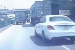 Clip: Bị xe container chèn ép, ô tô Mercedes leo dải phân cách
