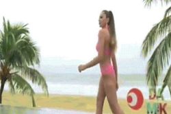 Thí sinh Miss Grand liên tục 'vồ ếch' khi thi áo tắm vì Đà Nẵng mưa lớn