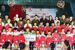 Tặng quà học sinh nghèo tại điểm trường vùng cao