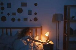Ánh sáng ban đêm gây ảnh hưởng sức khỏe tâm thần như thế nào?