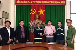 Hai chị lao công trả lại 4.700 USD và máy tính cho khách bỏ quên