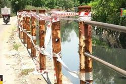 Cầu xuống cấp, lan can ven sông nghiêng đổ, ai lo?