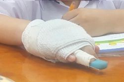 Tạm đình chỉ giáo viên làm gãy ngón tay học sinh