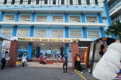 Giáo viên làm gãy ngón tay học sinh lớp 1: Trường xem xét kỷ luật, không bao che