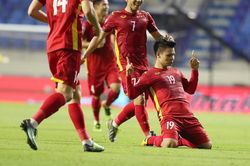 Quang Hải lập siêu phẩm gỡ hòa cho ĐT Việt Nam, khiến truyền thông Uzbekistan ca ngợi là 'khoảnh khắc tuyệt vời', CĐV đối phương bị ám ảnh