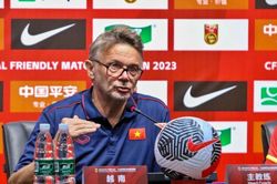 HLV Troussier thất vọng tột độ sau trận thua Uzbekistan