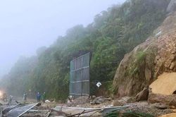 Mưa lớn kéo dài gây sạt lở trên đèo Hải Vân, Quảng Nam cảnh báo lũ