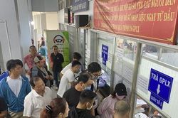 Người dân 'mướt mồ hôi' đi đổi giấy phép lái xe ở TPHCM