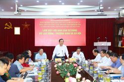 Phát triển kinh tế gắn với vấn đề xã hội