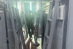 Phát hiện nhà 4 lầu ở TP.HCM ngăn thành 125 'hộp ngủ' rộng 2-3 m2