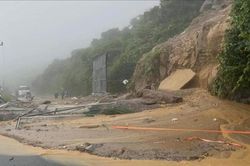 Mưa lớn kéo dài gây sạt lở trên đèo Hải Vân