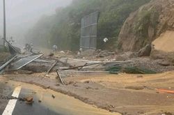Đất đá sạt lở, phong tỏa các tuyến đường dẫn lên đèo Hải Vân