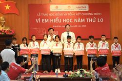 Trao 990 suất học bổng 'Vì em hiếu học' cho học sinh Điện Biên