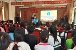 Học sinh Nàn Sín được tuyên truyền về phòng chống tảo hôn và hôn nhân cận huyết thống