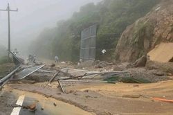 Đà Nẵng: Sạt lở do mưa lớn, đường qua đèo Hải Vân bị phong tỏa