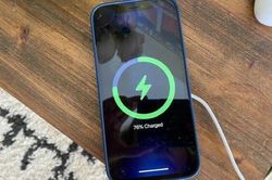 Có nên sạc pin iPhone khi tắt nguồn?