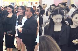 Vợ chồng MC Quyền Linh và 2 con gái 'cân đẹp' camera thường, hành động của ái nữ gây chú ý