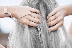 Ăn gì để ngăn tóc bạc sớm?