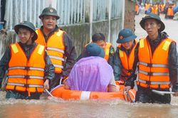 Dầm mưa ứng cứu dân ở Đà Nẵng