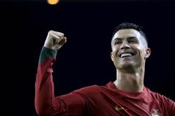 Ở tuổi 38, Ronaldo lập cú đúp đẳng cấp giúp Bồ Đào Nha chiến thắng và đoạt vé dự EURO