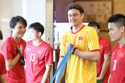 Tuyển thủ Việt Nam thả lỏng trước ngày sang Hàn Quốc, Quang Hải vắng mặt
