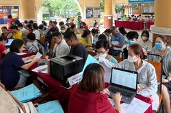 Lạm thu trong trường học: Giật mình với… phụ phí