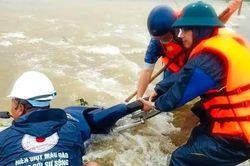 Cứu sống 2 mẹ con bị nước cuốn tại Thừa Thiên - Huế
