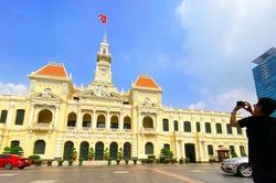 Cận cảnh tuyến đường lát đá ở trung tâm TPHCM sắp được khò lửa để tạo độ nhám