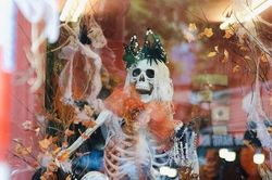 Đồ chơi kinh dị 'đổ bộ' phố Hàng Mã trước thềm Halloween