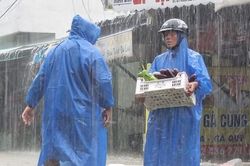 Chợ thất thủ, tiểu thương nháo nhác ôm hàng ra đường bán tháo chạy ngập