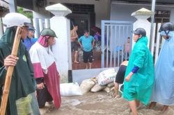 Dân hốt hoảng đắp kè chắn bùn đất tuồn xuống từ cụm công nghiệp