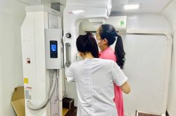 Người dân tới khám, tầm soát phát hiện sớm ung thư vú
