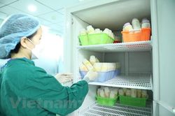 Cho trẻ bú mẹ ngay sau sinh để hạn chế vàng da và nhiều bệnh khác