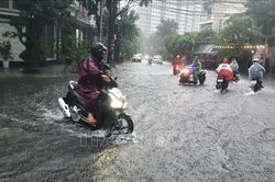 Đà Nẵng tiếp tục mưa lớn, di dời hàng nghìn người dân khỏi vùng ngập lụt