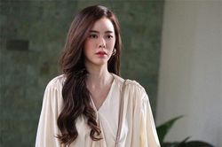 Đi làm về gặp bố và chị dâu nói chuyện với người lạ, tôi mách mẹ làm lộ bí mật được giấu kín