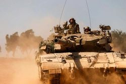 Xe tăng Israel tiến về Dải Gaza, đòn đáp trả Hamas bắt đầu