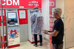 Dùng thủ thuật tinh vi lấy cắp mã giao dịch của người dân tại máy ATM để chiếm đoạt tiền