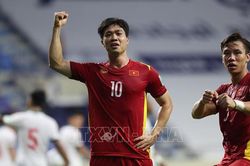 Công Phượng tạo địa chấn với cú đúp giúp Việt Nam thắng Thái Lan, ẵm giải Vua phá lưới và tạo kỷ lục ghi bàn nhiều nhất năm