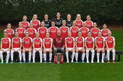 Ảnh chụp tập thể đội Arsenal gây tranh cãi vì lý do 'nhạy cảm'