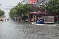 Tâm mưa dịch chuyển, vùng áp thấp 'bồi' thêm mưa ở Trung bộ