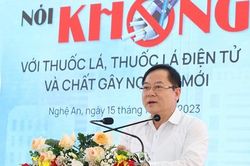 Lo ngại học sinh hút thuốc lá điện tử ngày càng tăng
